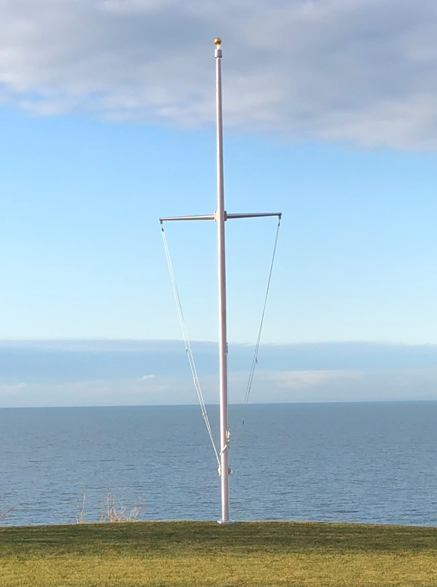 Single-Masted-Nautical-Flagpole-With-Yardarm-no-flag